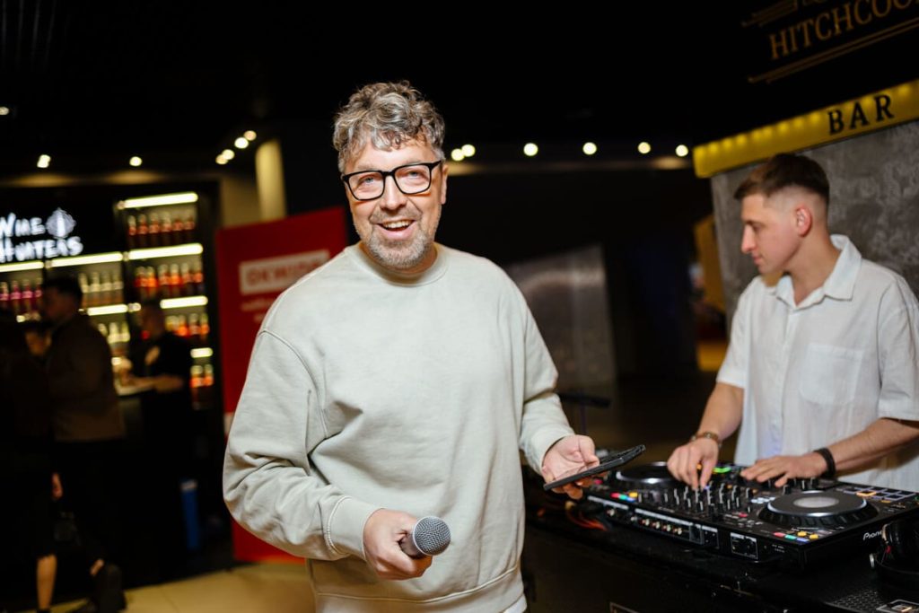 Микоа Матросов зірки на прем’єрі Мумія Лі Кроніна