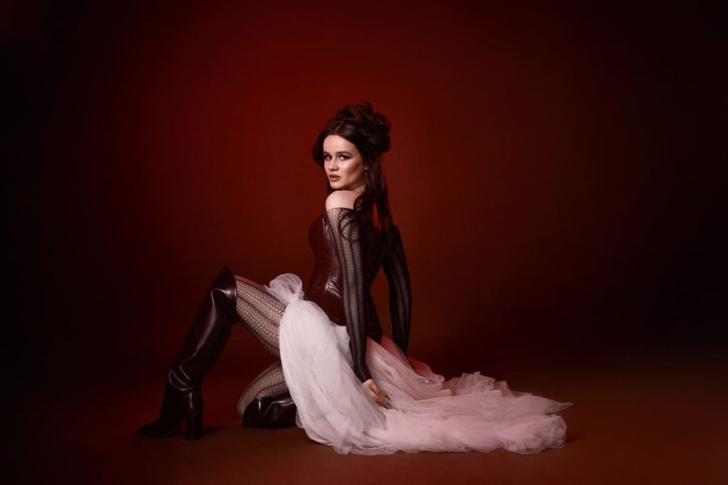 співачка SOWA фото пісня «Хаос» 2026