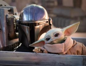 Після кількох років розвитку франшизи через серіали Star Wars офіційно повертається у кіно з фільмом «Мандалорець і Ґроґу» — одним із найочікуваніших фантастичних релізів року. Стрічка поверне на великі екрани один із найулюбленіших дуетів фанатів — Діна Джаріна, роль якого виконує Педро Паскаль, та Ґроґу, більш відомого у мережі як «Малюк Йода». Після успіху серіалу «Мандалорець» ці персонажі давно перетворилися на справжніх попкультурних феноменів. Тепер на них чекає новий етап історії — вже у форматі великого кіно. Новий проєкт стане важливим моментом для всієї франшизи. Замість запуску абсолютно нової сюжетної лінії студія вирішила зробити ставку на героїв, яких глядачі вже полюбили. Саме тому перехід від серіалу до повнометражного фільму вже називають однією з головних подій року для фанатів Star Wars. Подробиці сюжету поки що тримаються у секреті. Відомо лише, що події розгорнуться після серіалу та покажуть новий етап подорожі Діна Джаріна і Ґроґу. Фанати вже активно обговорюють майбутню прем’єру в соцмережах: будують теорії, сперечаються щодо можливих камео та намагаються зрозуміти, як фільм буде пов’язаний із загальним всесвітом Star Wars. Інтерес до стрічки виходить далеко за межі фанатських спільнот. Ґроґу давно став одним із найвідоміших персонажів сучасної попкультури, а Педро Паскаль продовжує залишатися однією з найобговорюваніших зірок Голлівуду. Для багатьох глядачів «Мандалорець і Ґроґу» — це більше, ніж просто новий фільм. Це довгоочікуване повернення Star Wars у кінотеатри. Дата прем’єри: 22 травня 2026 У ролях: • Педро Паскаль • Сігурні Вівер • Джеремі Аллен Вайт • Джон Фавро