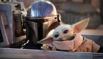 Після кількох років розвитку франшизи через серіали Star Wars офіційно повертається у кіно з фільмом «Мандалорець і Ґроґу» — одним із найочікуваніших фантастичних релізів року. Стрічка поверне на великі екрани один із найулюбленіших дуетів фанатів — Діна Джаріна, роль якого виконує Педро Паскаль, та Ґроґу, більш відомого у мережі як «Малюк Йода». Після успіху серіалу «Мандалорець» ці персонажі давно перетворилися на справжніх попкультурних феноменів. Тепер на них чекає новий етап історії — вже у форматі великого кіно. Новий проєкт стане важливим моментом для всієї франшизи. Замість запуску абсолютно нової сюжетної лінії студія вирішила зробити ставку на героїв, яких глядачі вже полюбили. Саме тому перехід від серіалу до повнометражного фільму вже називають однією з головних подій року для фанатів Star Wars. Подробиці сюжету поки що тримаються у секреті. Відомо лише, що події розгорнуться після серіалу та покажуть новий етап подорожі Діна Джаріна і Ґроґу. Фанати вже активно обговорюють майбутню прем’єру в соцмережах: будують теорії, сперечаються щодо можливих камео та намагаються зрозуміти, як фільм буде пов’язаний із загальним всесвітом Star Wars. Інтерес до стрічки виходить далеко за межі фанатських спільнот. Ґроґу давно став одним із найвідоміших персонажів сучасної попкультури, а Педро Паскаль продовжує залишатися однією з найобговорюваніших зірок Голлівуду. Для багатьох глядачів «Мандалорець і Ґроґу» — це більше, ніж просто новий фільм. Це довгоочікуване повернення Star Wars у кінотеатри. Дата прем’єри: 22 травня 2026 У ролях: • Педро Паскаль • Сігурні Вівер • Джеремі Аллен Вайт • Джон Фавро