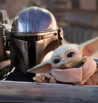 Після кількох років розвитку франшизи через серіали Star Wars офіційно повертається у кіно з фільмом «Мандалорець і Ґроґу» — одним із найочікуваніших фантастичних релізів року. Стрічка поверне на великі екрани один із найулюбленіших дуетів фанатів — Діна Джаріна, роль якого виконує Педро Паскаль, та Ґроґу, більш відомого у мережі як «Малюк Йода». Після успіху серіалу «Мандалорець» ці персонажі давно перетворилися на справжніх попкультурних феноменів. Тепер на них чекає новий етап історії — вже у форматі великого кіно. Новий проєкт стане важливим моментом для всієї франшизи. Замість запуску абсолютно нової сюжетної лінії студія вирішила зробити ставку на героїв, яких глядачі вже полюбили. Саме тому перехід від серіалу до повнометражного фільму вже називають однією з головних подій року для фанатів Star Wars. Подробиці сюжету поки що тримаються у секреті. Відомо лише, що події розгорнуться після серіалу та покажуть новий етап подорожі Діна Джаріна і Ґроґу. Фанати вже активно обговорюють майбутню прем’єру в соцмережах: будують теорії, сперечаються щодо можливих камео та намагаються зрозуміти, як фільм буде пов’язаний із загальним всесвітом Star Wars. Інтерес до стрічки виходить далеко за межі фанатських спільнот. Ґроґу давно став одним із найвідоміших персонажів сучасної попкультури, а Педро Паскаль продовжує залишатися однією з найобговорюваніших зірок Голлівуду. Для багатьох глядачів «Мандалорець і Ґроґу» — це більше, ніж просто новий фільм. Це довгоочікуване повернення Star Wars у кінотеатри. Дата прем’єри: 22 травня 2026 У ролях: • Педро Паскаль • Сігурні Вівер • Джеремі Аллен Вайт • Джон Фавро