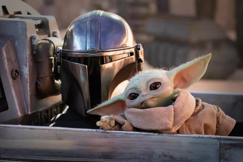Після кількох років розвитку франшизи через серіали Star Wars офіційно повертається у кіно з фільмом «Мандалорець і Ґроґу» — одним із найочікуваніших фантастичних релізів року.
Стрічка поверне на великі екрани один із найулюбленіших дуетів фанатів — Діна Джаріна, роль якого виконує Педро Паскаль, та Ґроґу, більш відомого у мережі як «Малюк Йода».
Після успіху серіалу «Мандалорець» ці персонажі давно перетворилися на справжніх попкультурних феноменів. Тепер на них чекає новий етап історії — вже у форматі великого кіно.
Новий проєкт стане важливим моментом для всієї франшизи. Замість запуску абсолютно нової сюжетної лінії студія вирішила зробити ставку на героїв, яких глядачі вже полюбили. Саме тому перехід від серіалу до повнометражного фільму вже називають однією з головних подій року для фанатів Star Wars.
Подробиці сюжету поки що тримаються у секреті. Відомо лише, що події розгорнуться після серіалу та покажуть новий етап подорожі Діна Джаріна і Ґроґу.
Фанати вже активно обговорюють майбутню прем’єру в соцмережах: будують теорії, сперечаються щодо можливих камео та намагаються зрозуміти, як фільм буде пов’язаний із загальним всесвітом Star Wars.
Інтерес до стрічки виходить далеко за межі фанатських спільнот. Ґроґу давно став одним із найвідоміших персонажів сучасної попкультури, а Педро Паскаль продовжує залишатися однією з найобговорюваніших зірок Голлівуду.
Для багатьох глядачів «Мандалорець і Ґроґу» — це більше, ніж просто новий фільм.
Це довгоочікуване повернення Star Wars у кінотеатри.
Дата прем’єри: 22 травня 2026
У ролях:
• Педро Паскаль
• Сігурні Вівер
• Джеремі Аллен Вайт
• Джон Фавро
